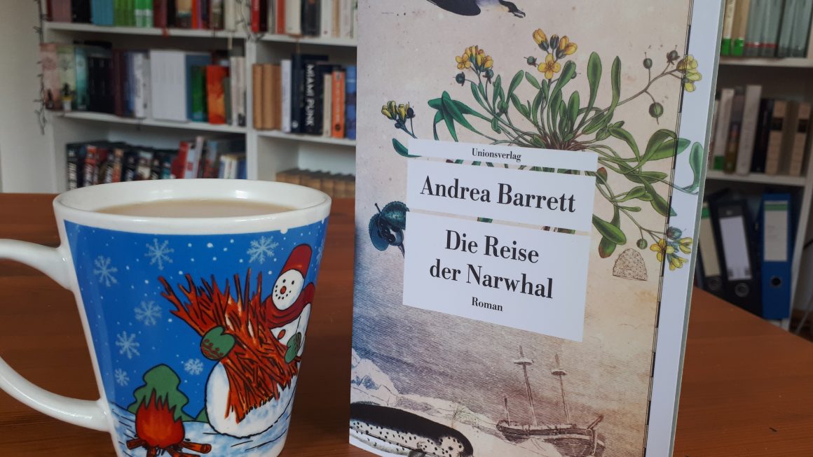 Das Bild zegt das Buch "Die Reise der Narwhal" von Andrea Barrett. Links daneben steht die Schneemanntasse.