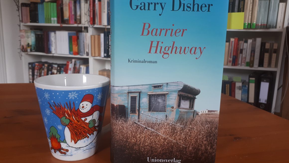 Das Bild zeigt das Buch "Barrier Highway" von Garry Disher. Daneben ist die Schneemanntasse