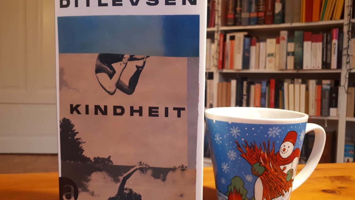 Das Bild zeigt das Buch "Kindheit von Tove Ditlevsen. Rechts daneben steht die Schneemanntasse