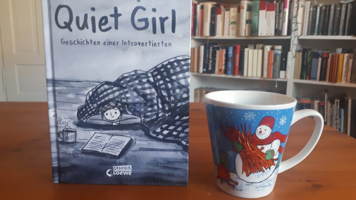 Das Bild zeigt das Buch "Quiet Girl" von Debbie Tung und daneben die Schneemanntasse