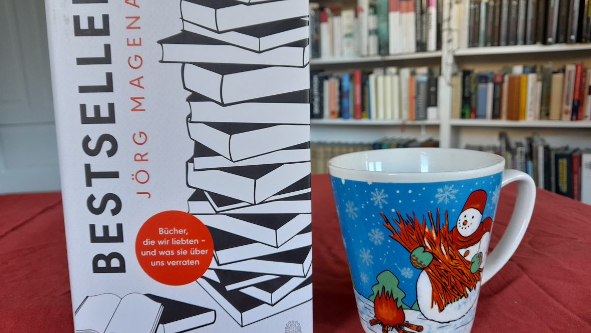 Das Bild zeigt das Buch "Bestseller" von Jörg Magenau. Rechts daneben steht die Schneemanntasse.