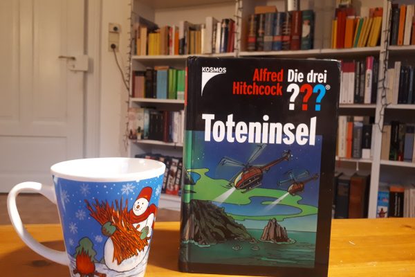 Die Visitenkarte „Die drei ??? Toteninsel“ – Rezension
