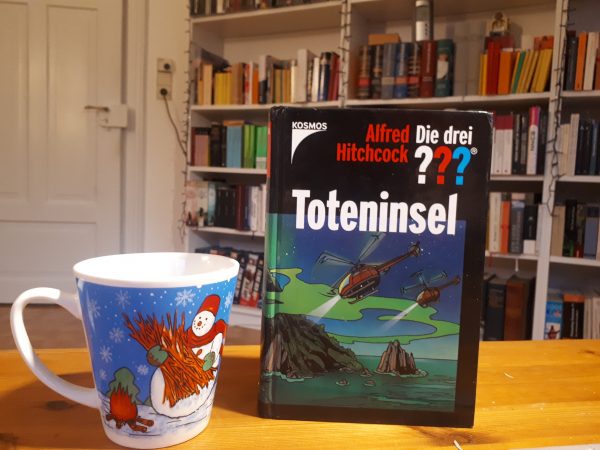 Die Visitenkarte „Die drei ??? Toteninsel“ – Rezension